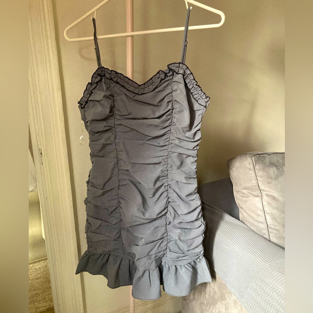 Never worn - flattering mini black and white dress with open back design